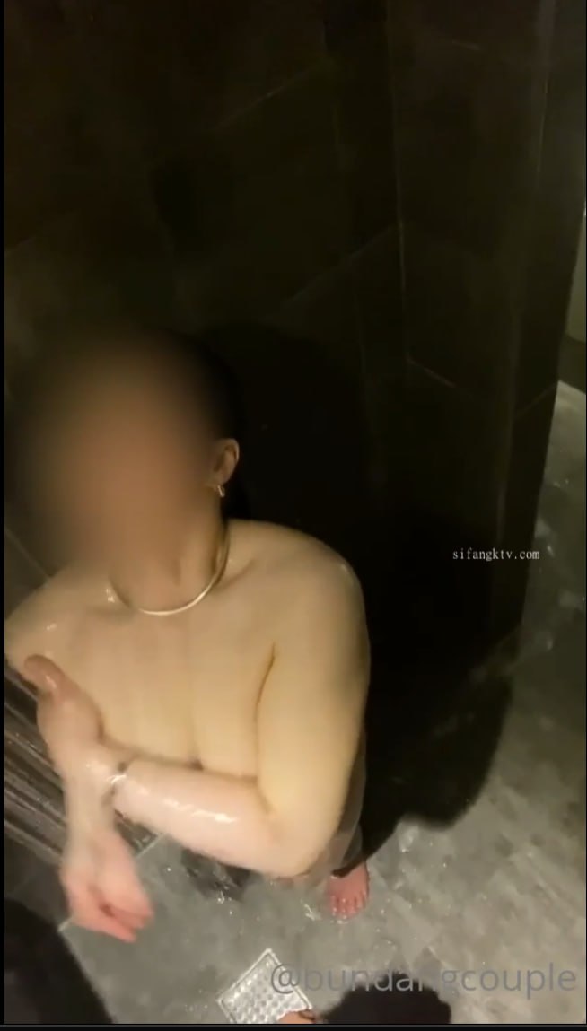 短发小少妇酒店勾搭，走廊有摄像头小伙也要摸摸胸，回房发现已经水流成河，无套插入射肚子上